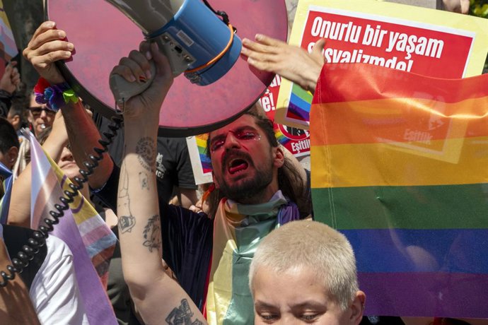 Archivo - June 25, 2023, Sisli, Istanbul, Turkey: A supporter of the LGBT (lesbian, gay, bisexual, transgender) community shouts slogans at the Pride March in Sisli, Istanbul on June 25, 2023.