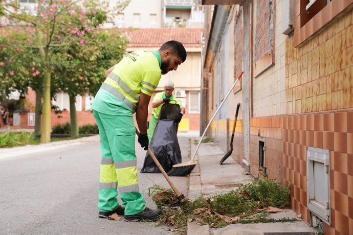Archivo - Imatge de recurs d'uns treballadors del servei de neteja viària