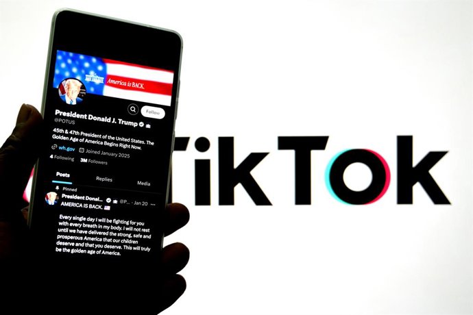 Archivo - Arquivo - 10 de abril de 2025, Índia: Nesta ilustração fotográfica, a página X de Donald Trump é vista em um smartphone com o logotipo da Tiktok ao fundo.