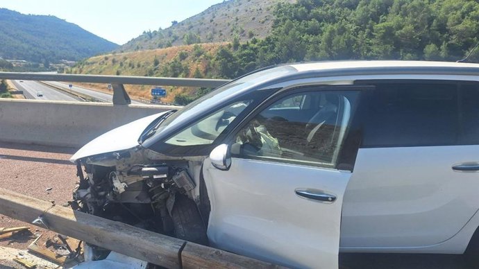 Coche accidentado en la N-IIa