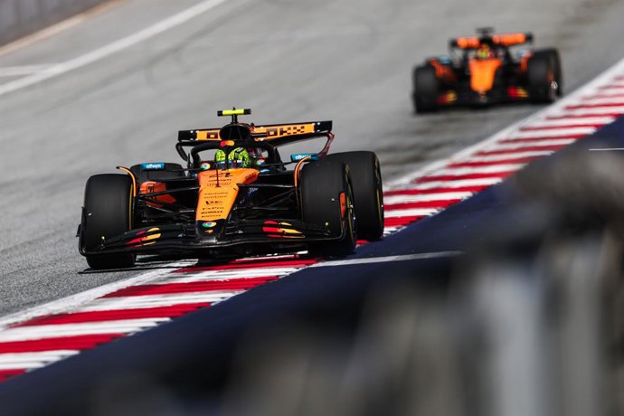 04 NORRIS Lando (gbr), McLaren F1 Team MCL39, action and 81 PIASTRI Oscar (aus), McLaren F1 Team MCL39, action during the Formula 1 MSC Cruises Austrian Grand Prix 2025, 11th round of the 2025 FIA Formula One World Championship from June 27 to 29, 2025 on