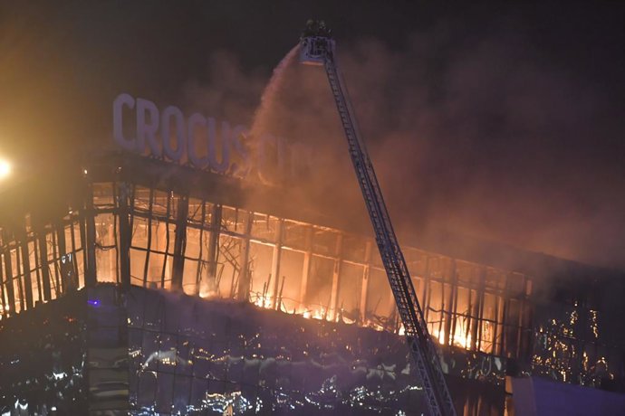 Archivo - MOSCOW, March 22, 2024  -- Rescuers battle a fire at the burning Crocus City Hall concert venue following a shooting incident in the northwest of Moscow, Russia, on March 22, 2024. At least 40 people were killed and more than 100 injured after a