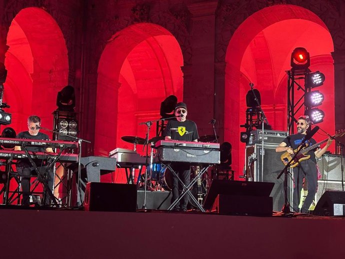 Andrés Calamaro y su banda durante la actuación en el Monasterio de Uclés.