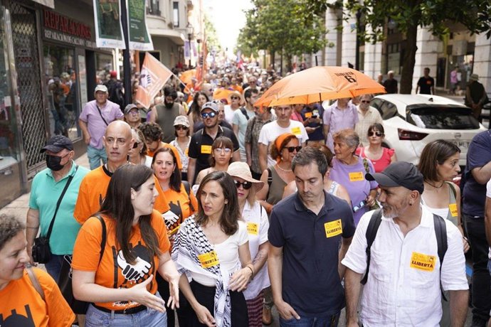 La secretaria general de Podemos, Ione Belarra, durante la manifestación por 'las seis de La Suiza' en Gijón.