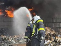 Controlado sin heridos el incendio de una nave de reciclaje de cartón y plásticos en San Fernando de Henares