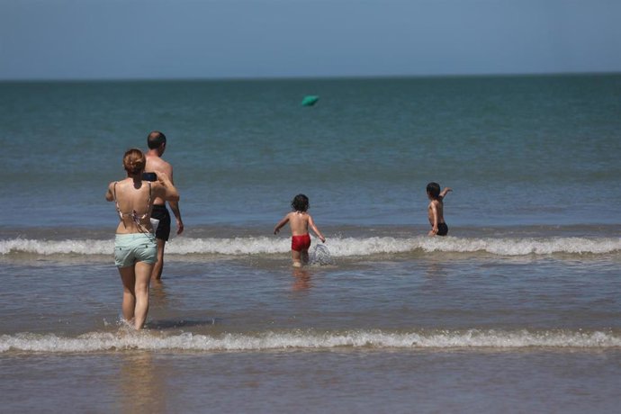 Archivo - La playa de la Valdelagrana en el Puerto de Santa Mária, (Cádiz), en una imagen de archivo.