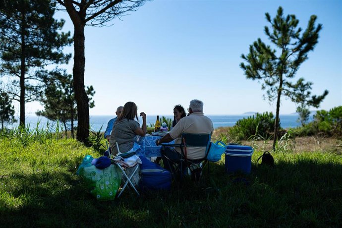 Archivo - Varias personas comen a la sombra de un árbol, a 30 de septiembre de 2023, en Sanxenxo, Pontevedra, Galicia (España). 