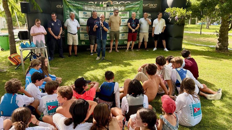 El presidente de la Diputación de Cáceres, Miguel Ángel Morales, en la Copa de España de Aguas Interiores de la Clase Optimist celebrada en el Embalse de Borbollón