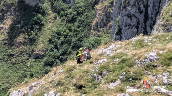 Rescatadas cinco personas, dos con golpes de calor, en una ruta de los Picos de Europa en León