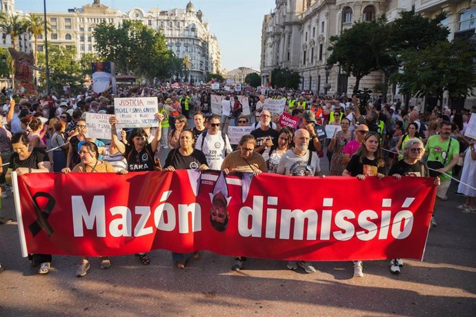 La octava marcha contra Mazón por dana exige su dimisión, responsabilidades y una reconstrucción "para las personas"