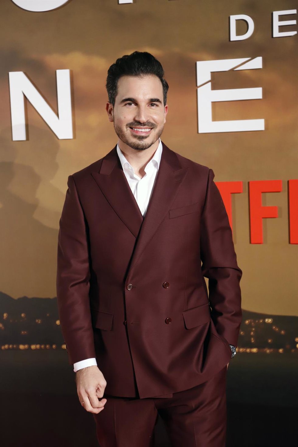 Archivo - El autor de la novela original, Javier Castillo, posa en el photocall de la premiere de 'La chica de nieve' en el Cine Albéniz