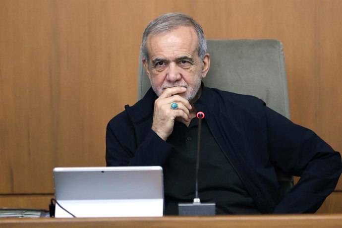 25 de junho de 2025, Teerã, Teerã, Irã, República Islâmica do: O presidente do Irã, MASOUD PEZESHKIAN, e membros do gabinete iraniano participam de uma reunião do governo em Teerã. Um frágil cessar-fogo na guerra Irã-Israel parecia ter sido mantido em 25 