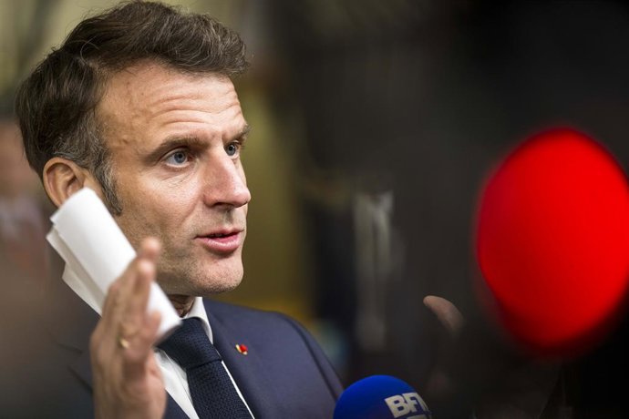 Archivo - March 20, 2025, Brussels, Belgium: Emmanuel Macron, President of France  talks to the press after the EU summit at European Council headquarters in Brussels, Belgium, on 20.03.2025. The European Council emphasized the need to boost the EU's comp