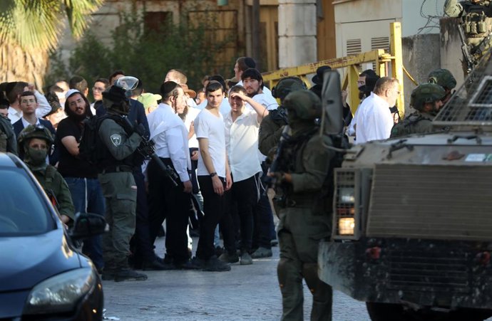 June 28, 2025, Hebron, West Bank, Palestinian Territory: Israeli settlers held a provocative march under the protection of Israeli forces in Hebron, West Bank, on June 28, 2025