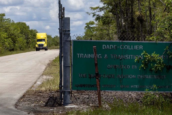24 de junho de 2025, Ochopee, Flórida, Estados Unidos: Um caminhão sai do Aeroporto de Treinamento e Transição de Dade Collier, próximo à Tamiami Trail, na segunda-feira, 24 de junho de 2025, em Ochopee, Flórida.