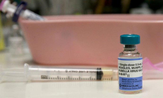 Archivo - Arquivo - 13 de outubro de 2023: Uma vacina contra o vírus MMR, para sarampo, caxumba e rubéola, está pronta para ser administrada no Logan Square Health Center em 9 de maio de 2019, em Chicago.