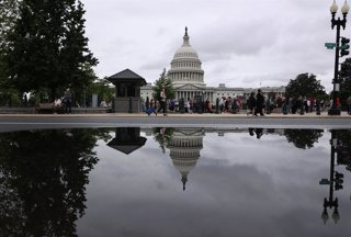 Archivo - May 21, 2025, Washington Dc, Virginia, USA: The US Capitol is reflected in a pond in front of the Library of Congress in Washington, DC, USA, on May 21, 2025. Senate Committees are holding hearings to examine the proposed budget requests for fis