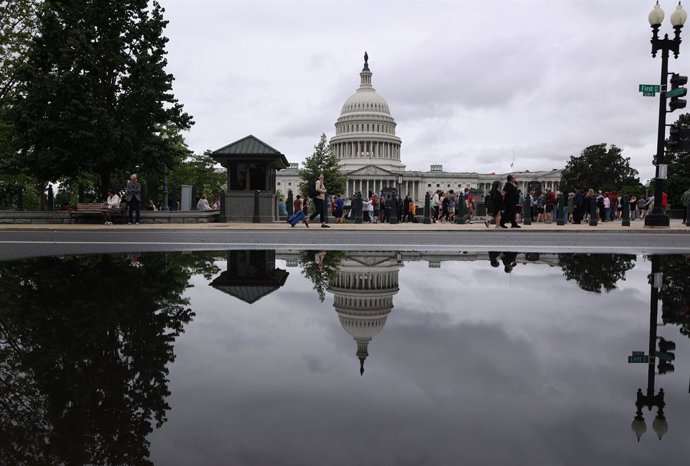 Archivo - May 21, 2025, Washington Dc, Virginia, USA: The US Capitol is reflected in a pond in front of the Library of Congress in Washington, DC, USA, on May 21, 2025. Senate Committees are holding hearings to examine the proposed budget requests for fis