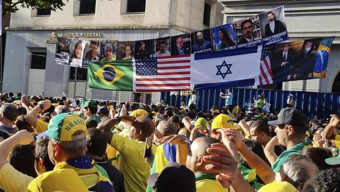 Partidarios del expresidente brasileño Jair Bolsonaro participan en una manifestación en Sao Paulo, Brasil