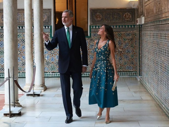 Sus Majestades los Reyes, Don Felipe y Doña Letizia, en el Real Alcázar para asistir a la cena de gala que ofrecen con motivo de la "IV Conferencia Internacional sobre la Financiación para el Desarrollo de Naciones Unidas"