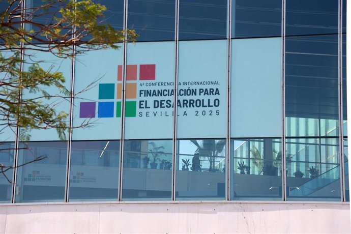 Últimos preparativos en el Palacio de Exposiciones y Congresos de Sevilla días previos al inicio de la Cumbre de la ONU