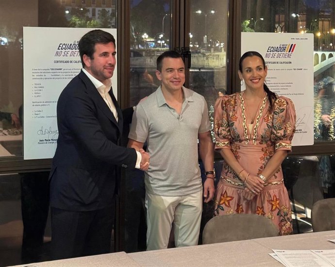 Enrique Riquelme, presidente ejecutivo de Cox; Daniel Noboa presidente de Ecuador; e Inés Manzano ministra de Energía y Minas de Ecuador; tras la firma del acuerdo.