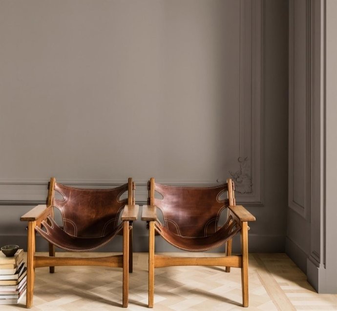 Marrón Tierra de Bruguer Elegance viste las paredes con una elegancia sobria que realza los materiales nobles, como la madera y el cuero.