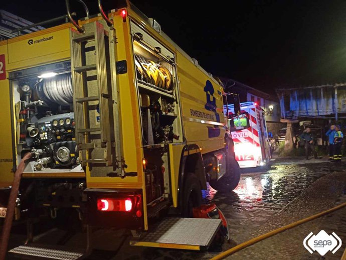 Archivo - Imagen de archivo de un incendio urbano en Sobrescobio.