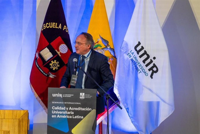 Manuel Herrera en uno de los eventos de UNIR organizado en Ecuador.