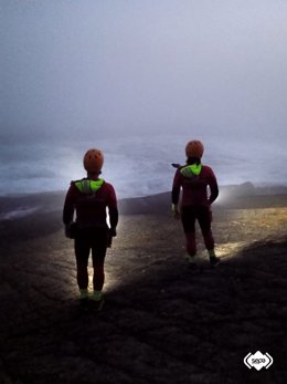 Bomberos del Servicio de Emergencias del Principado de Asturias (SEPA) buscan a un pescador desparecido en la tarde-noche del domingo tras caer al mar en la zona de Cabo Negro, en la playa de Xagó, en Gozón