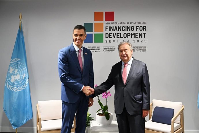 O presidente do governo, Pedro Sánchez, e o secretário-geral das Nações Unidas, Antonio Guterres, durante a IV Conferência Internacional sobre Financiamento para o Desenvolvimento da ONU, realizada em Sevilha.