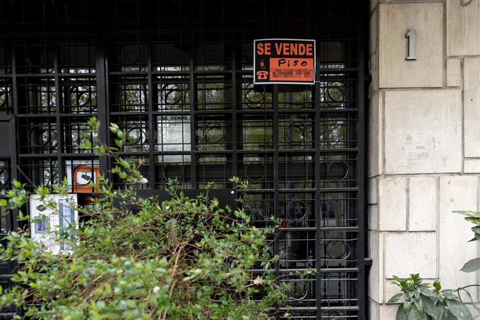 Archivo - Vista de un cartel de 'Se vende' en un portal de un edificio.