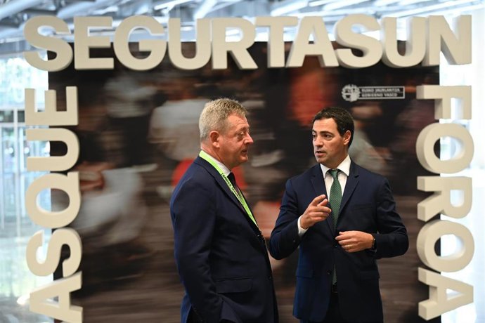El consejero de seguridad Bingen Zupiria (izda) junto al Lehendakari, Imanol Pradales (dcha), antes de la inauguración del Basque Segurtasun Foroa