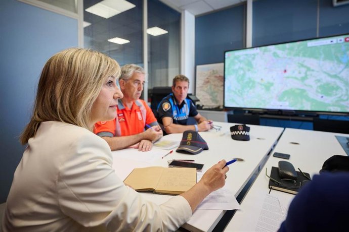 La consejera de Interior, Función Pública y Justicia del Gobierno foral, Amparo López, presenta el dispositivo de tráfico para Sanfermines con responsables de Tráfico Navarra y de Seguridad Vial de la Policía Foral y Policía Municipal.