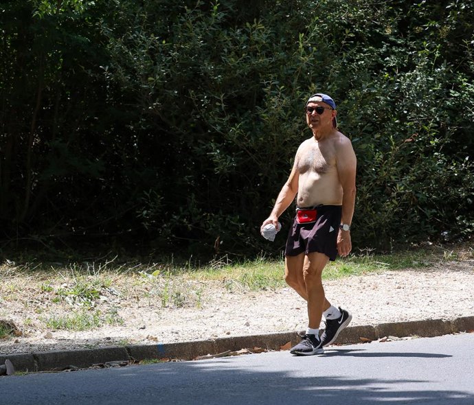 Archivo - Arxiu - Una persona camina sense samarreta