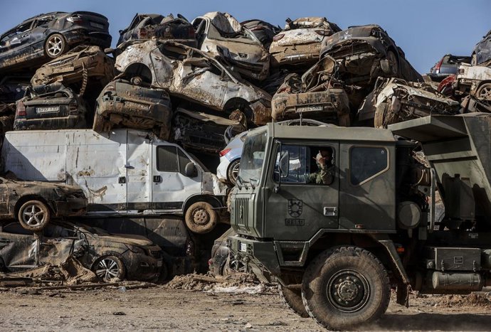 Archivo - Un camión en un desguace de vehículos afectados por la DANA en Valencia