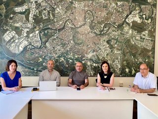 I-D: Eva Sevingé, Zuhaitz Areitio, Joxe Aburrea, Ana Bretaña y Miguel Ángel Díaz Francés en un momento de la reunión entre el Gobierno de Navarra, el Ayuntamiento de Pamplona y la Mancomunidad para impulsar la sostenibilidad en Sanfermines.