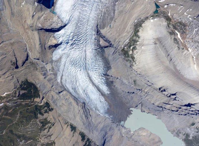 Una vista aérea del monte Robson en las Montañas Rocosas canadienses en septiembre de 2022 muestra los crudos efectos del calentamiento.