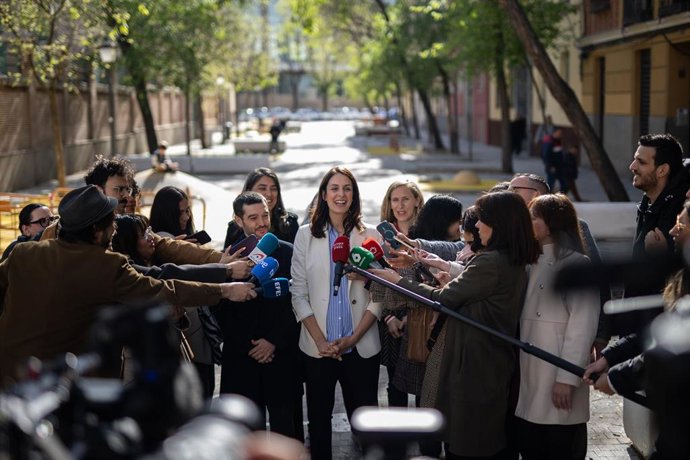 Archivo - La portavoz de Más Madrid en el Ayuntamiento de Madrid, Rita Maestre, ofrece declaraciones a los medios para hablar sobre pisos turísticos ilegales junto al ministro de Derechos Sociales, Consumo y Agenda 2030, Pablo Bustinduy.