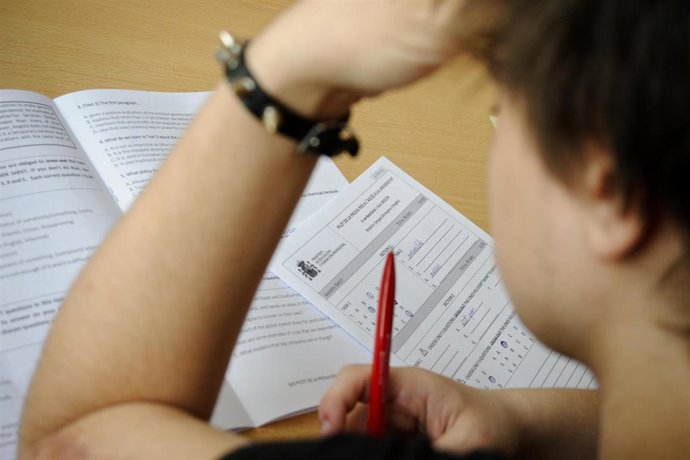 Archivo - Un alumno en un examen 