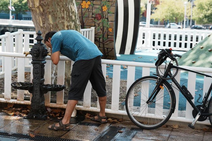 Archivo - Un hombre se moja la cara con el agua de una fuente durante la ola de calor