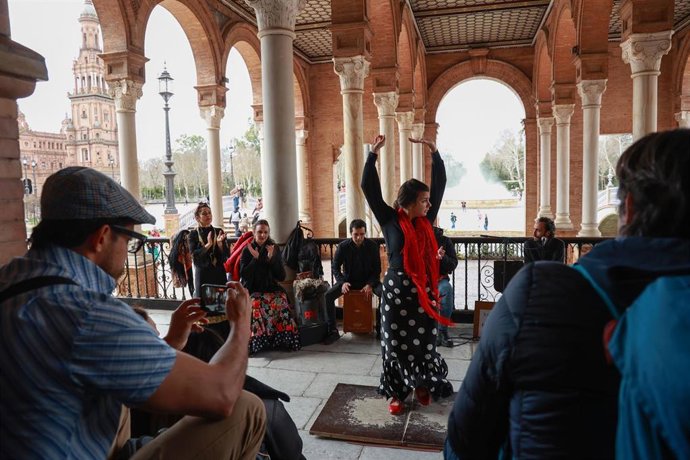 Archivo - Turistas visitan la Plaza de España. A 26 de febrero de 2024, en Sevilla (Andalucía, España).