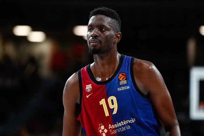 Archivo - Youssoupha Fall of FC Barcelona looks on during the Turkish Airlines EuroLeague Regular Season Round 27 match between Real Madrid and FC Barcelona at Movistar Arena on February 27, 2025 in Madrid, Spain.