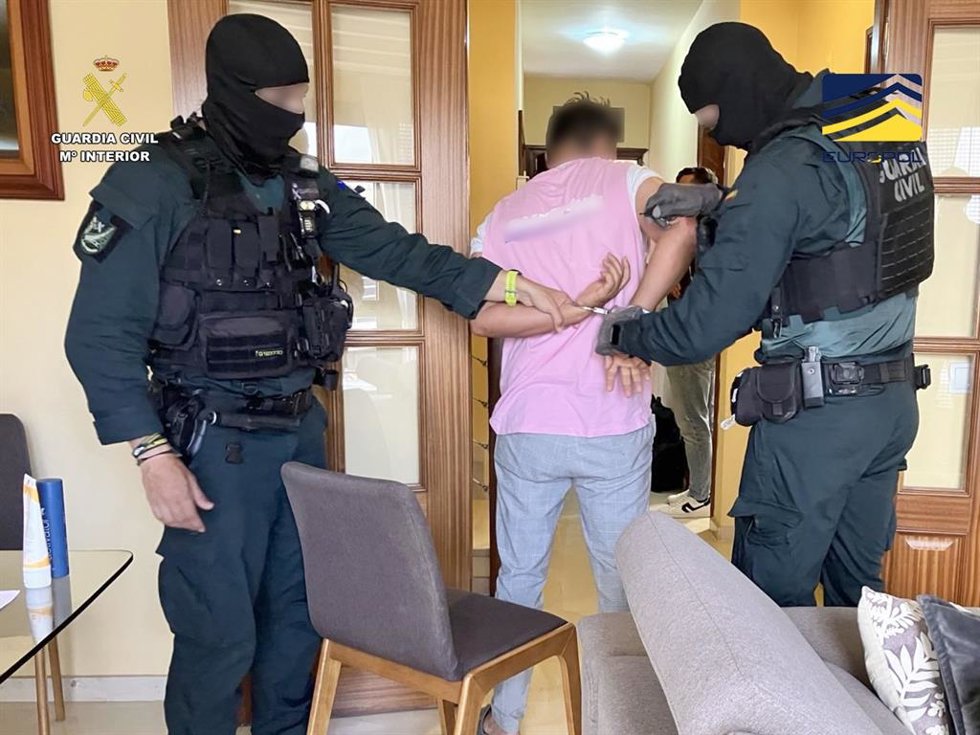 Agentes de la Guardia Civil detienen a un acusado de estafa con criptomonedas