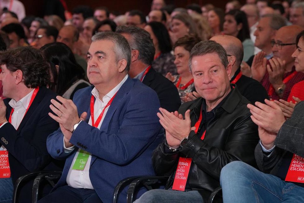 Archivo -  El secretario general del PSE-EE, Eneko Andueza, el secretario de Organización del PSOE, Santos Cerdán, y el presidente de Castilla-La Mancha, Emiliano García-Page, durante la clausura del 10 Congreso del PSE-EE.