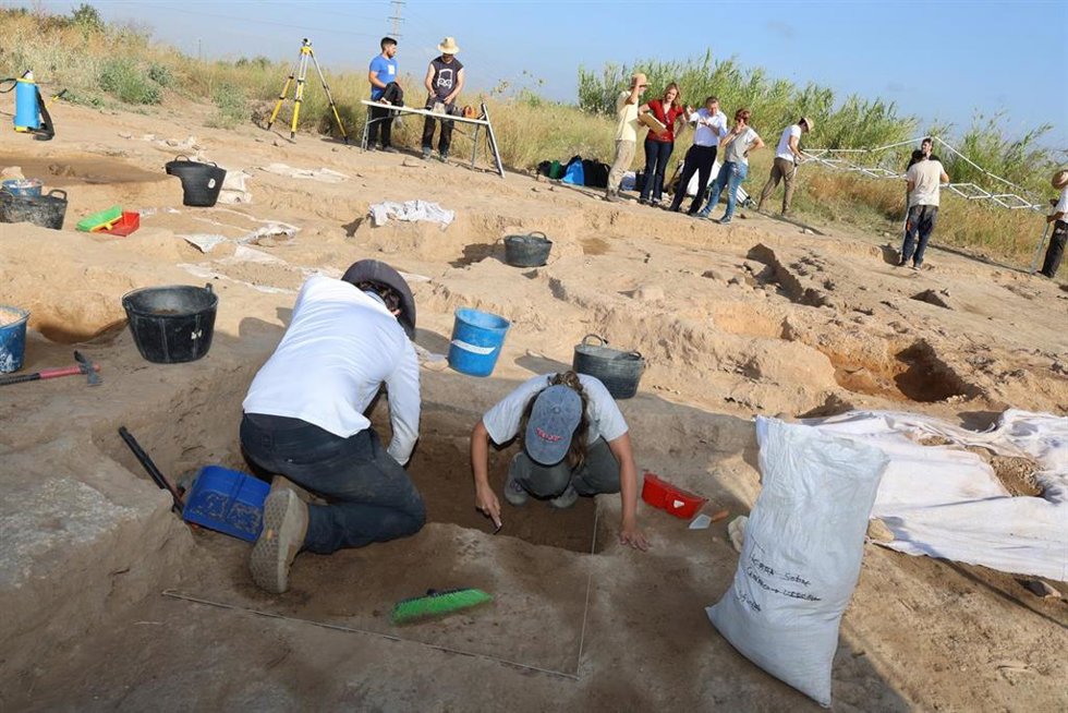 Archivo - Excavaciones en el yacimiento Cerro Macareno.