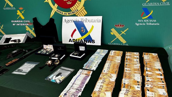 Efectos y dinero intervenidos en la operación 'Thor-Cerriche', impulsada por la Guardia Civil y la Agencia Tributaria, en colaboración con el Servicio de Aduanas de Montpellier (Francia)