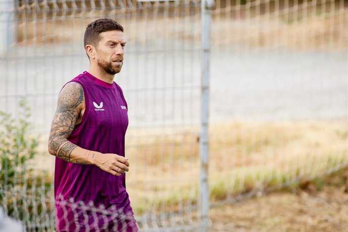 Archivo - Alejandro Dario "Papu" Gomez looks on during training session of Sevilla FC at Ramon Palacios Cisneros Sport City on August 9, 2023, in Sevilla, Spain.