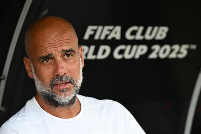 26 de junio de 2025, EE.UU., Orlando: El entrenador del Manchester City, Pep Guardiola, se sienta en el banquillo antes del partido de fútbol del Grupo G de la Copa Mundial de Clubes de la FIFA contra la Juventus en el Camping World Stadium. Foto: Sven Ho