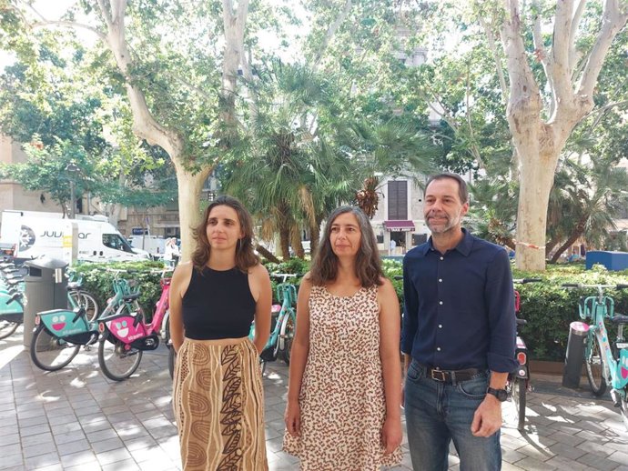 (I-D) La Regidora De Unidas Podemos En El Ayuntamiento De Palma, Lucía Muñoz; La Portavoz De MÉS Per Palma, Neus Truyol, Y El Portavoz Del PSOE Palma, Xisco Ducrós, En Rueda De Prensa